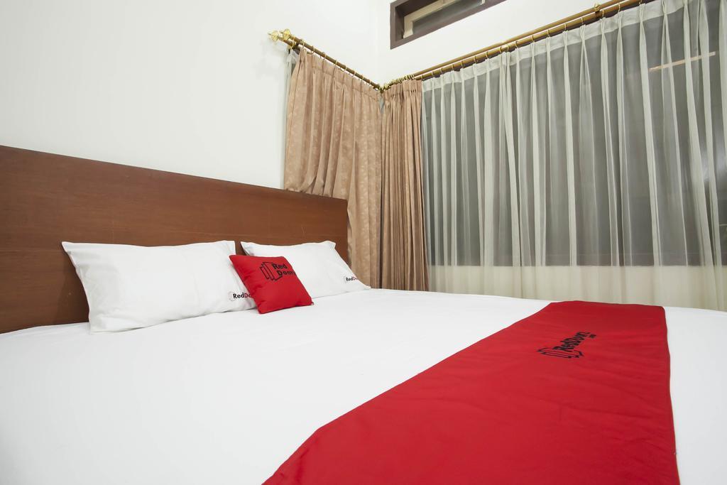 Reddoorz Near Balai Kota Surabaya Hotel Екстериор снимка