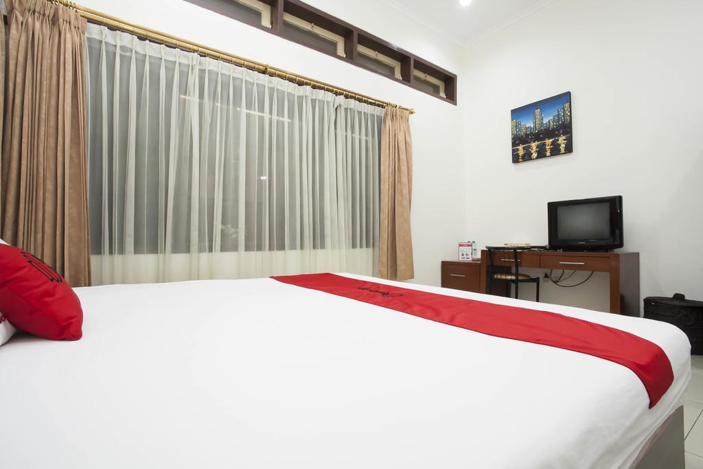 Reddoorz Near Balai Kota Surabaya Hotel Екстериор снимка