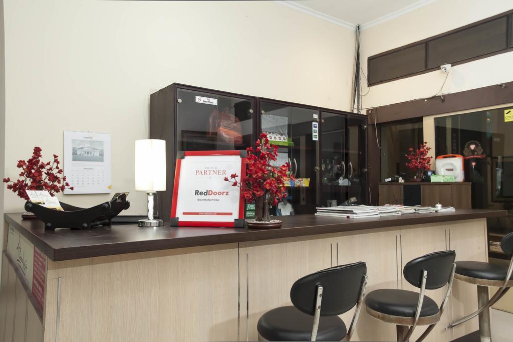 Reddoorz Near Balai Kota Surabaya Hotel Екстериор снимка