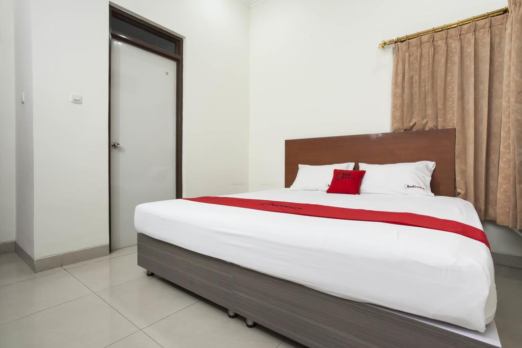 Reddoorz Near Balai Kota Surabaya Hotel Екстериор снимка