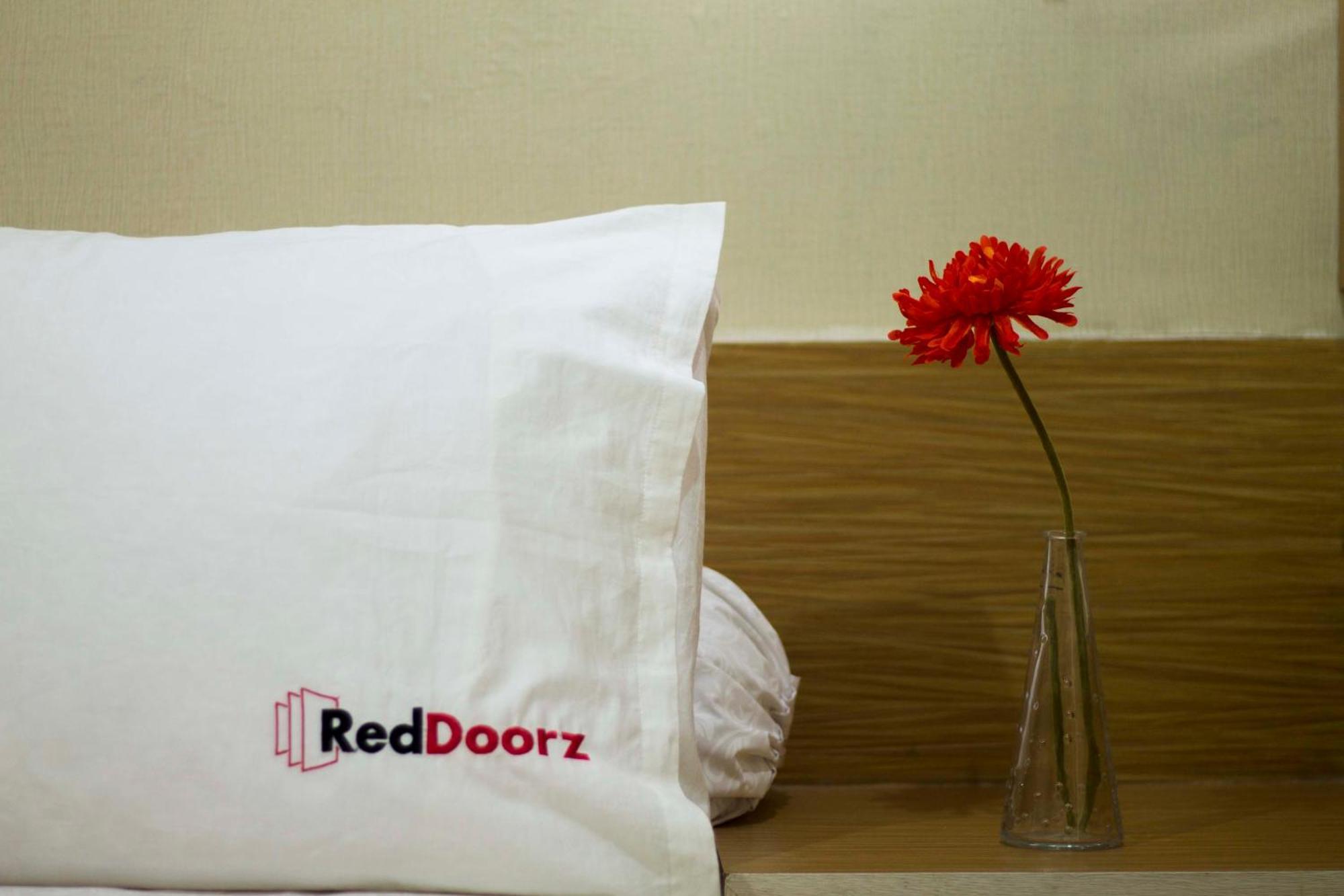 Reddoorz Near Balai Kota Surabaya Hotel Екстериор снимка